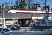 Der dreigleisige Bahnübergang beim Kreuzstutz besteht aus drei separaten Brücken, die nun erneuert werden sollen. (Bild: Pius Amrein, Luzern, 5. März 2019)