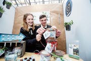 Die Kantonsschüler Estelle Amrein und Luca Hauser haben das Miniunternehmen Bake 'n' Plant gegründet.