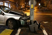 Voll gegen den Pfosten auf der grossen Kreuzung in St.Fiden: Einer der 531 Unfälle, die die Stadtpolizei St.Gallen 2018 registriert hat. (Bild: Stadtpolizei St.Gallen - 28. Oktober 2018)