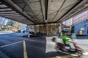 An der Unterseite der Brücken werden später vielleicht Fahrleitungen montiert. (Bild: Pius Amrein, 5. März 2019)
