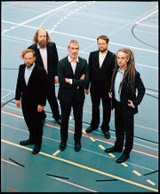 Die fünf St.Galler sind meistens in Anzügen unterwegs: die beiden Brüder Christian und Dominik Kesseli, Manuel Stahlberger, Marcel Gschwend und Michael Gallusser. (Bild: Adrian Elsener/Eisbüro)