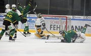 Der Moment der Erlösung: Verteidiger Simon Seiler erzielt in der 56. Minute in doppelter Überzahl das 3:1 für den HC Thurgau. (Bild: Mario Gaccioli)