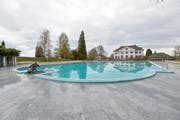 Der Pool vor dem Schloss. (Bild: Donato Caspari)