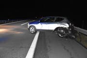 Beide am Unfall beteiligten Autos erlitten einen Totalschaden. (Bild: Kapo SG)