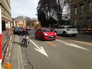 Die neue Verkehrsführung auf dem Unteren Graben: Die Fahrspuren wurden nach links gerückt. (Bild: Reto Voneschen - 6. März 2019)