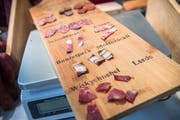 Die Auswahl an Fleischspezialitäten des Vereins Steini's Arche. Zu unterst der Verkaufsschlager Whiskychnebel. (Bild: Andrea Stalder)