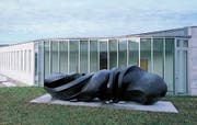 Tony Craggs Skulptur «Early Forms» befindet sich seit 1996 beim Weiterbildungszentrum der HSG in St.Gallen. (Bild: PD)