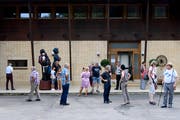Im Sommer 2018 trafen sich ehemalige Heim- und Verdingkinder bei der nationalen Gedenkstätte in Mümliswil. (Bild: Anthony Anex, Keystone)