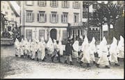 An der Schwyzer Fasnacht 1927 sorgte eine Ku-Klux-Klan-Gruppe offenbar noch nicht für einen Aufschrei. (Bild: Aus dem Buch «Gruss aus Schwyz. Ansichtskarten erzählen Geschichte aus Schwyz, Ibach, Seewen und Rickenbach»)