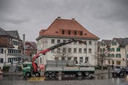 Das abgebaute Gerüst wird zum Abtransport aufgeladen. (Bild: Pius Amrein, Stans, 7. März 2019.)