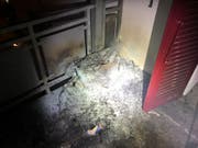 Der Balkon wurde in Mitleidenschaft gezogen - wie teuer der Schaden ausfällt, ist noch unklar. (Bild: Stapo SG)