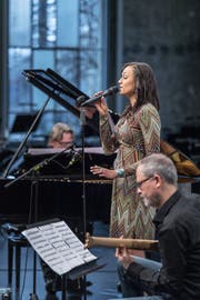 Eine erste Kostprobe vom neuen Musical «Wüstenblume»: Sängerin Francisca Urio und Autor und Regisseur Gil Mehmert an der Gitarre performen an der Pressekonferenz einen Song. (Bild: Michel Canonica / TAGBLATT)
