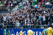 Luzerner Fans auf der Gegentribüne in St.Gallen. Einige Minuten später wurden sie von der St.Galler Polizei in den Gästesektor eskortiert. (Bild: Urs Jaudas, 2. September 2013)