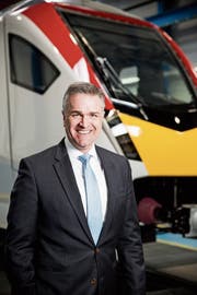 CEO Thomas Ahlburg im Stadler-Werk vor einer Spezialanfertigung für die britische «Greater Anglia». (Bild: Mareycke Frehner)