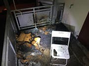 Die Zigarettenasche setzte den Altkarton auf dem Balkon in Brand. (Bild: Stapo SG)