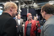 Haben noch viel Arbeit vor sich: (von links) Komponist Uwe Fahrenkrog-Petersen, Werner Signer (kaufmännischer Direktor Theater St. Gallen), Aktivistin Waris Dirie und Songtexter Frank Ramond. (Bild: Michel Canonica / TAGBLATT)