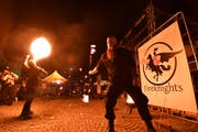 Die Fireknights aus St. Gallen zeigen ihre Feuershow. (Bild: Manuel Nagel)
