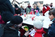 Rasselnbasteln vor dem Glöggli Air. (Bild: Manuel Nagel)
