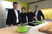 In einer «Kreis»-Küche: Thomas Thalmann, neuer Mitinhaber und Geschäftsführer, der bisherige Firmeninhaber Erwin Kreis mit seiner Partnerin Ursula Bürgi, und Norbert Thalmann, neuer Mitinhaber und Verwaltungsrat. (Bild: Georg Stelzner)