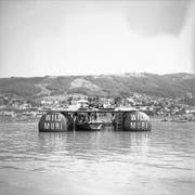 Sommer 1952: Über Wochen zieht sich die aufwendige Bergung des B-17G-Bombers aus den Tiefen des Zugersees mittels Schwimmtanks und Seilwinden hinweg.