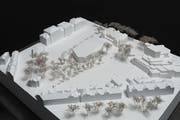 Vieleck statt Rechteck: Das Theaterprovisorium (Mitte, zwischen den Bäumen) neben der Tonhalle. Rechts im Bild ist das sanierungsbedürftige Theater zu sehen. (Bild: PD)