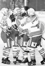 André Boehlen (ganz links) und seine Teamkollegen bejubeln einen Treffer im Playoff-Viertelfinal gegen den EHC Olten. (Bild: Mario Gaccioli, 21. Februar 1998)