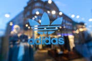 Ein Adidas-Laden in Berlin. (Bild: Krisztian Bocsi/Bloomberg, 4. März 2015)
