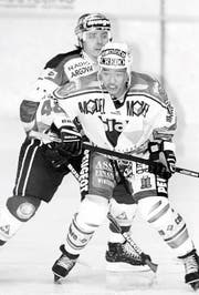 Thurgaus Ghaden Gyalzur hält im dritten Playoff-Viertelfinal gegen Olten dessen Key-Player Albert Malgin vom Tor fern. (Bild: Mario Gaccioli, 21. Februar 1998)