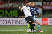 Sergio Cortelezzi, Wils Torschütze zum 1:0 (vorne), gegen den Winterthurer Granit Lekaj.Bild: Marc Schumacher/Freshfocus
