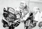 Alex Chatelain (Mitte), heute Sportchef des SC Bern, im Zweikampf mit einem Gegenspieler des EHC Olten. (Bild: Mario Gaccioli, 21. Februar 1998)