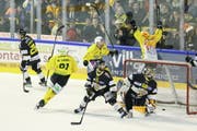 Die Entscheidung in der 58. Minute: Patrick Brändli (hinten Mitte) hat nach Vorarbeit von Topskorer Cody Wydo und Michael Loosli soeben zum 2:1 getroffen. (Bild: Guillaume Hentzi/Photo Bist)