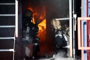 Ursprünglich hat der Mann angefangen Feuer zu legen, um mehr mit seinen Feuerwehrkollegen zusammen zu sein. Insgesamt gehen 27 Brände auf sein Konto. (Symbolbild: Salvatore Di Nolfi/Keystone)