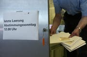 Der Briefkasten am Rathaus wird am Wahlsonntag, 12 Uhr, letztmals geleert. (Bild: Ralph Ribi - 20. Januar 2006)