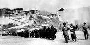 Eine Gruppe Tibeter aus dem Potala-Palast in Lhasa, dem Sitz des Dalai Lama, ergibt sich im Mai 1959 den chinesischen Truppen. (Bild: Keystone)