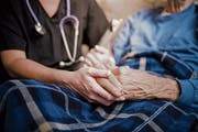 Ein Krienser Ehepaar betreut den Bruder der Frau seit Wochen ohne Spitex-Betreuung. (Bild: Symbolbild: Getty)