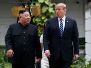 Solche Bilder wird es vermutlich bald wieder geben. Laut dem US-Aussenminister Mike Pompeo könnte es zu einem dritten Gipfeltreffen zwischen US-Präsident Donald Trump (rechts) und Nordkoreas Machthaber Kim Jong Un (links) kommen. Hier die beiden Politiker beim 2. Gipfeltreffen im Februar. (Bild: KEYSTONE/AP/EVAN VUCCI)
