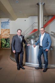 August Gresser, Gründer der Initiative Slow Brewing (links), und Schützengarten-Geschäftsleiter Reto Preisig im Sudhaus der ältesten Brauerei der Schweiz. (Bild: Urs Bucher (St. Gallen, 28. März 2019)