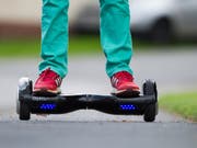 Mit einem Hoverboard unterwegs auf einer Strasse - die BFU warnt davor, Hoverboards und ähnliche Geräte im Strassenverkehr zu nutzen. (Bild: Keystone/DPA dpa/A4544/_SWEN PFÖRTNER)
