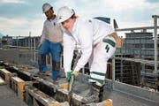 Die junge Handwerkerin Alischa Fähndrich fühlt sich wohl auf der Baustelle. Bild: Christian Herbert Hildebrand (Zug, 27. März 2019)