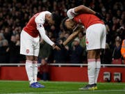 2:0-Torschütze Alexandre Lacazette (links) bedankt sich bei Vorbereiter Pierre-Emerick Aubameyang (Bild: KEYSTONE/AP/KIRSTY WIGGLESWORTH)
