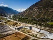 Ein Sanierungsfall: Die ehemalige Deponie Gamsenried bei Visp im Oberwallis enthält rund 1,5 Millionen Kubikmeter chemische Produktionsrückstände. (Bild: Keystone/VALENTIN FLAURAUD)