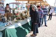 Besucher des Ostermarktes stöbern am Stand von Daniela Scherrer. (Bild: Markus Bösch)