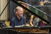 Adrian Oetiker spielt auswendig, die Noten legt er sich trotzdem immer hin - hier während einer Probe mit dem Jugendorchester der Kantonsschule Wattwil. (Bild: Hanspeter Schiess)