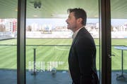 Ciriaco Sforza ist der neue Cheftrainer des FC Wil. Der 49-jährige Aargauer unterschreibt bis 2022. Bild: Urs Bucher (Wil, 1. April 2019)