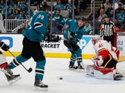 Timo Meier (Nr. 28) beweist beim 2:4 von Logan Couture (39) ein gutes Auge (Bild: KEYSTONE/FR171606 AP/JOSIE LEPE)