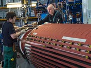 Deutsche Industrie schwächelt stärker als angenommen. (Bild: KEYSTONE/AP/JENS MEYER)