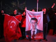 Anhänger des Oppositionskandidaten Ekrem Imamoglu, der bei der Bürgermeisterwahl in Istanbul in Führung liegt, feiern ihren Kandidaten. (Bild: KEYSTONE/EPA/ERDEM SAHIN)