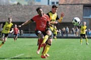 Der Altdorfer Offensivspieler Samuel Lustenberger (rechts) im Zweikampf mit dem Kickers-Innenverteidiger Yonas Kidane. (Bild: Urs Hanhart, Altdorf, 31. März 2019)