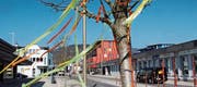 Vor allem vor den Läden sind die Bäume mit farbigen Bändeln dekoriert. (Bild: Bilder: Gert Bruderer)