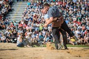 Samuel Giger gewinnt im Schlussgang des 113. Kantonalschwingfests in Lengwil gegen seinen Kantonskameraden Schnurrenberger Roman. (Bild: Reto Martin, 29.04.2018)